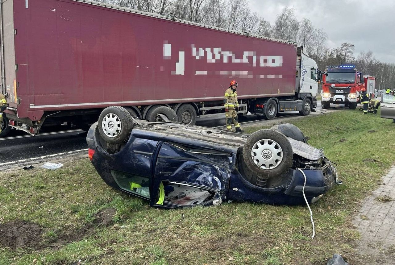 Dramatyczne dachowanie. Jedna osoba w szpitalu