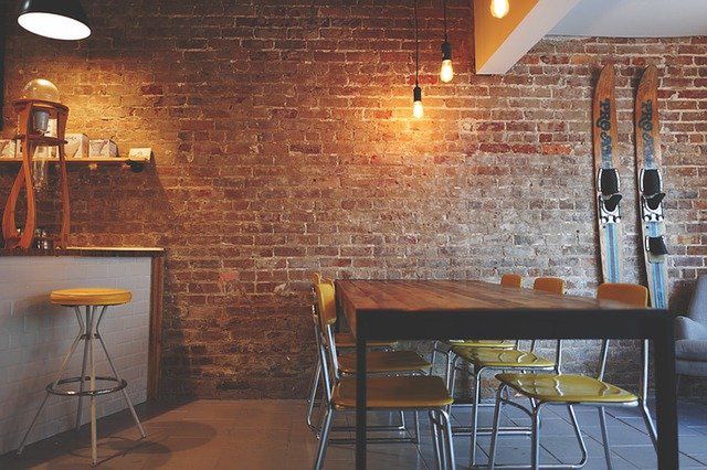 Wandal zniszczył lokal gastronomiczny
