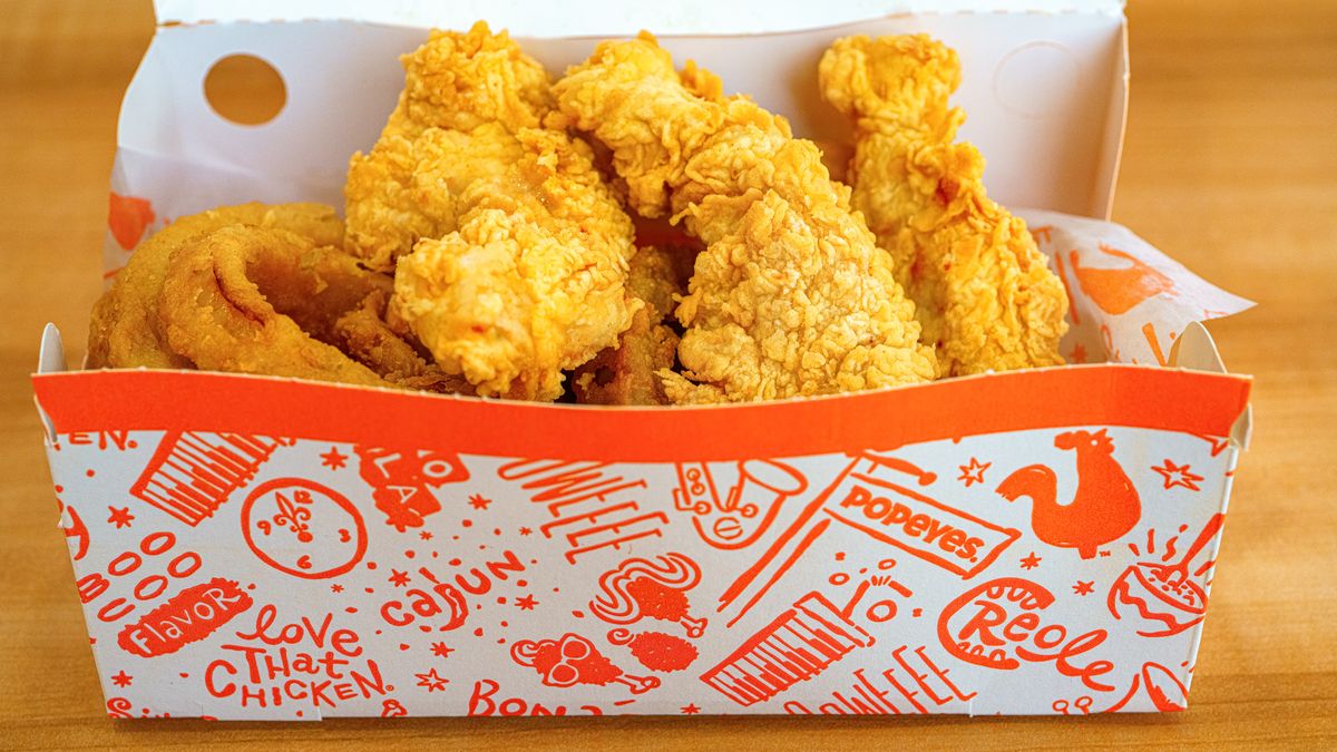 TORONTO, CANADA - 2024/09/09: Paper box containing Popeyes cooked tender chicken breast pieces. Serving size at a restaurant. (Photo by Roberto Machado Noa/LightRocket via Getty Images)