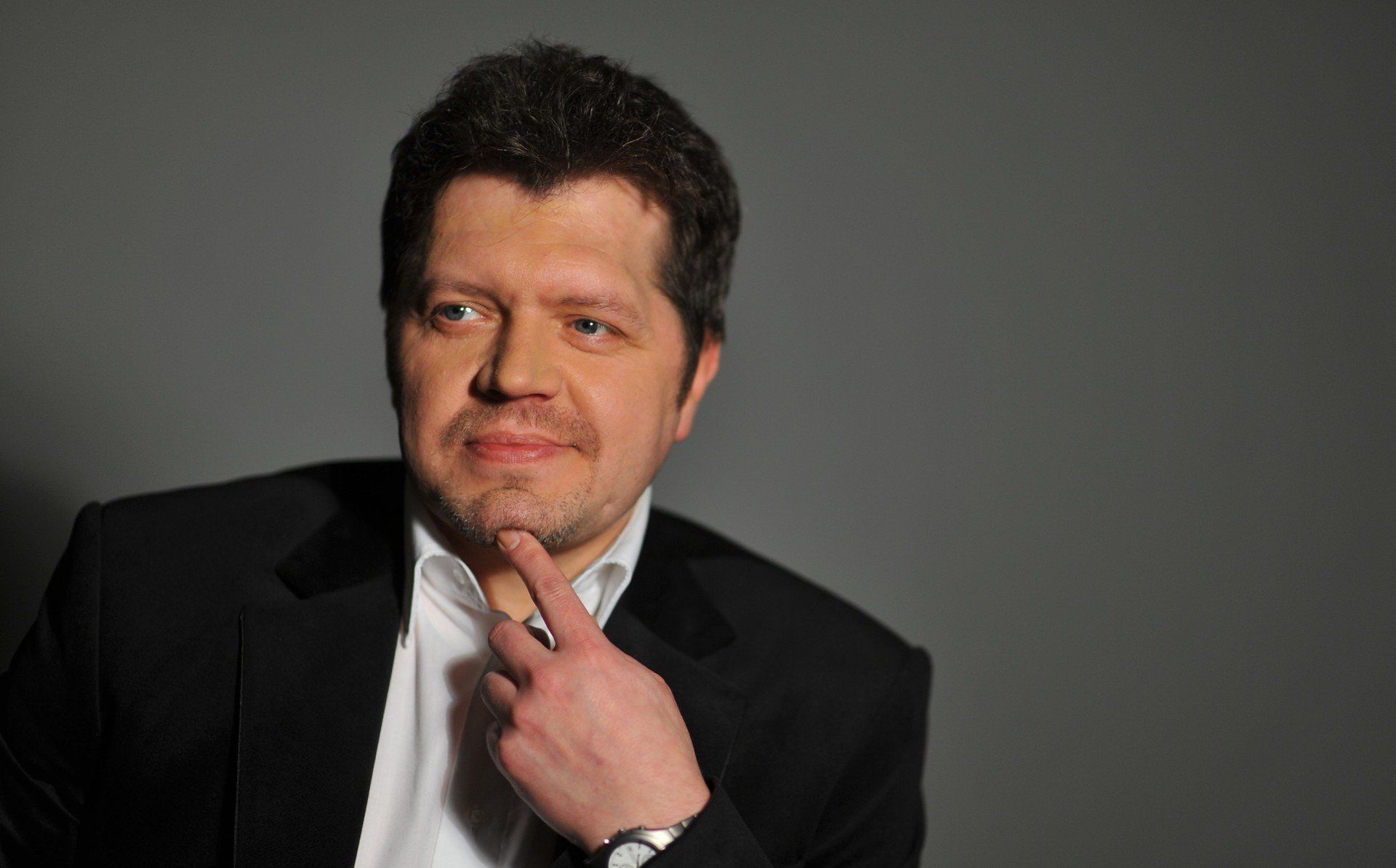 13 grudnia 2025, godz. 17:00 i 20:00 Filharmonia Gorzowska, Gorzów WielkopolskiWyjątkowy koncert, w którym elegancja spotyka się z jazzową swobodą. Krzysztof Kiljański, artysta znany z ciepłego, charakterystycznego głosu i takich przebojów jak &#34;Prócz Ciebie nic&#34; czy &#34;Nie kłam, że kochasz mnie&#34;, wystąpi z towarzyszeniem Filary Jazz Big Band oraz orkiestry Filharmonii Gorzowskiej pod batutą Bartosza Pernala.Publiczność usłyszy jazzowe standardy w nowych aranżacjach - od nastrojowych ballad w stylu Nata King Cole&#39;a po swingujące utwory z repertuaru Franka Sinatry.