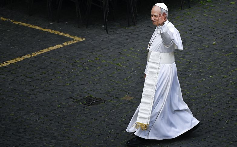 Pope Leo XIV waves at faithfuls as he walks inside the Vatican before the Regina Coeli prayer, Vatican City, 11 May 2025. EPA/RICCARDO ANTIMIANI Dostawca: PAP/EPA.