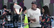 Uskrzydlony miłością Ben Affleck przyłapany na lotnisku z młodszą o 16 lat kochanką. Pasują do siebie? (ZDJĘCIA)