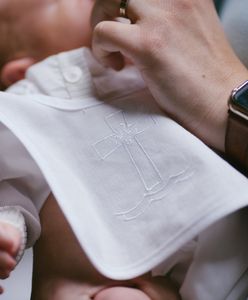 Ile pieniędzy włożyć do koperty na chrzciny? Kwoty od dziadków i chrzestnych