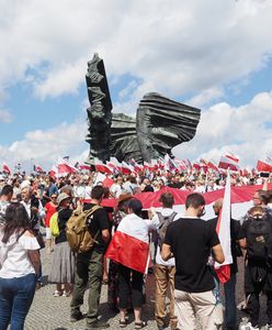 Antyszczepionkowcy manifestują w Katowicach. Tysiące osób na Śląskim Marszu Wolności