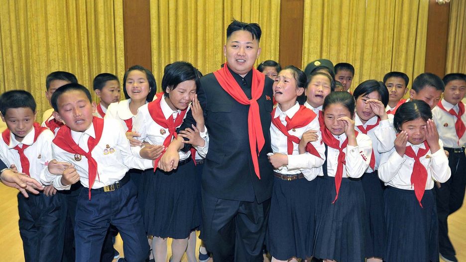 Kim Dzong Un wraz z członkami KCU. Zdjęcie ilustracyjne