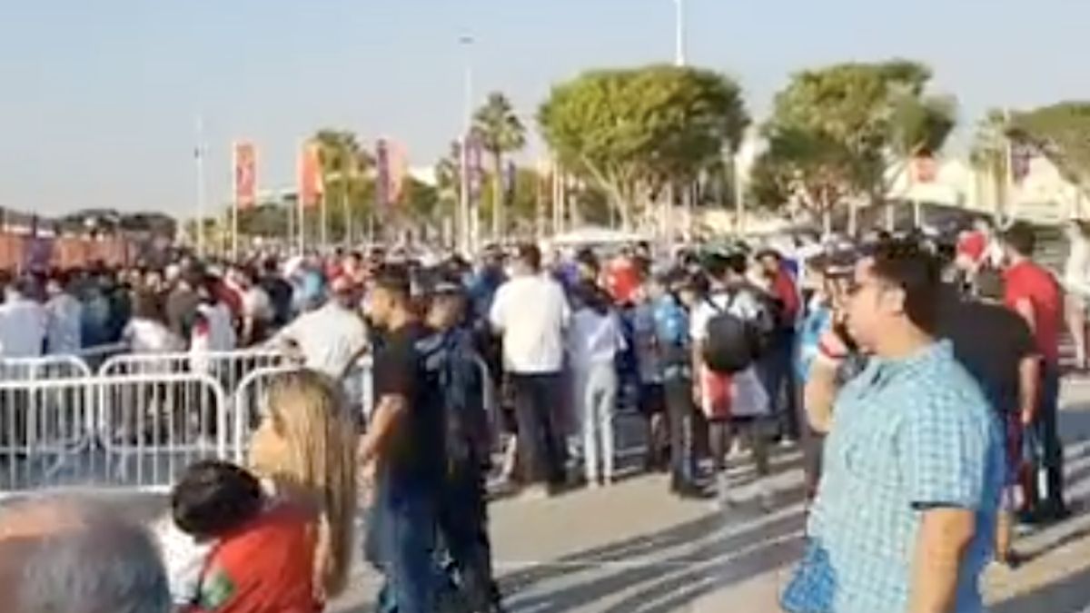 Chaos pod stadionem w Katarze