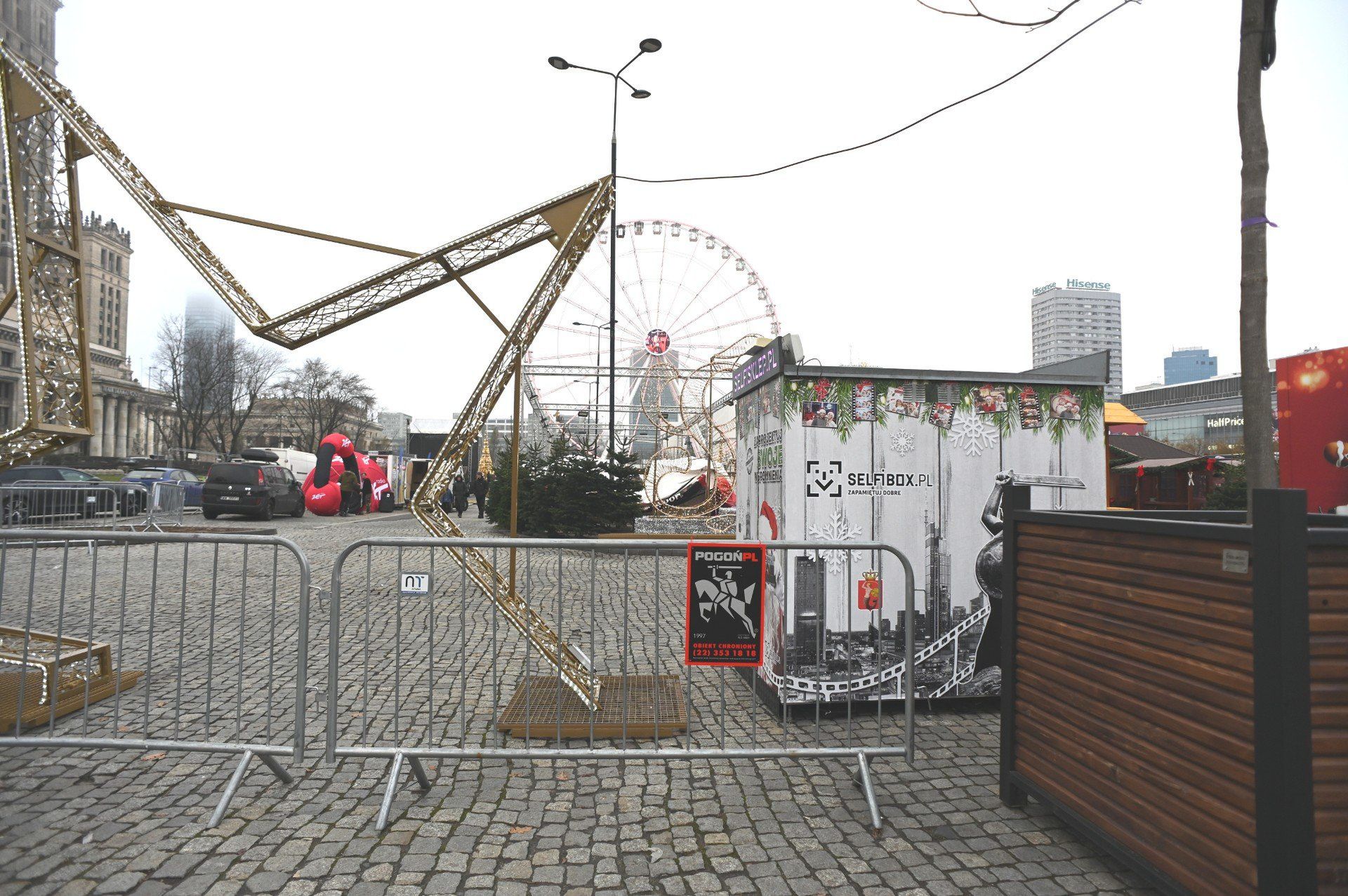 Betonowe zapory i całodobowy monitoring. Specjalne środki ostrożności w związku ze świątecznym jarmarkiem