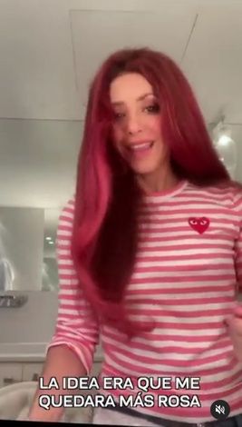 Shakira ma czerwone włosy