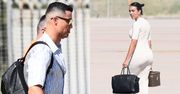 Odpicowani Cristiano Ronaldo i Georgina Rodriguez dumnie kroczą na pokład PRYWATNEGO SAMOLOTU (ZDJĘCIA)