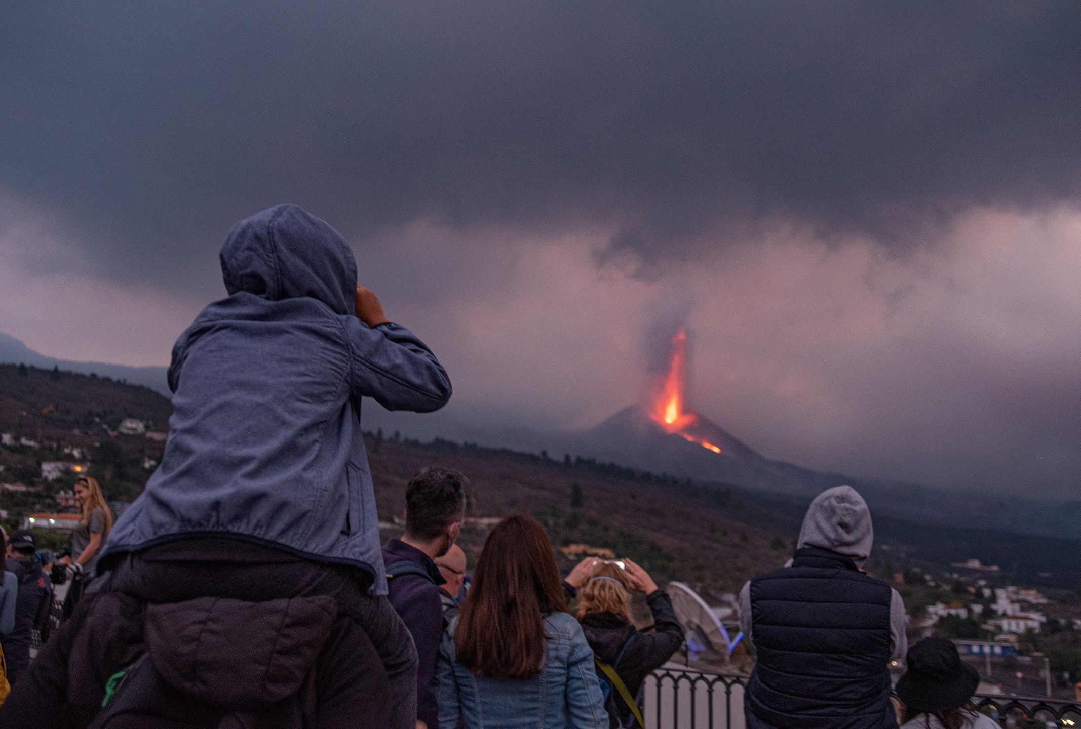 Turyści spoglądają w kierunku Cumbre Vieja 