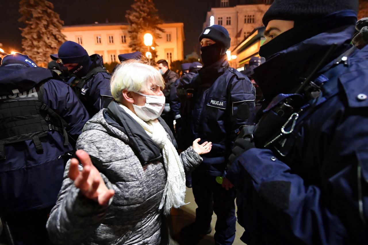 Pozwanie policjanta za niesłusznie wystawiony mandat jest trudne, ale możliwe.