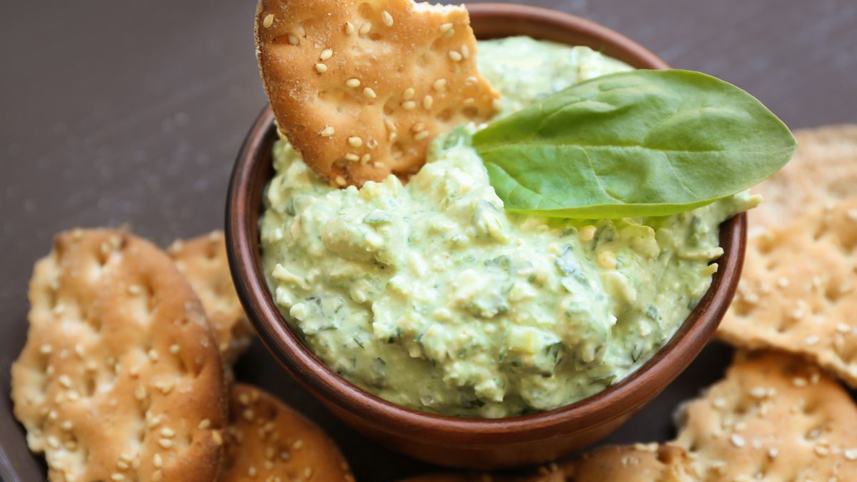 Sos frankfurcki doskonale sprawdza się do maczania krakersów