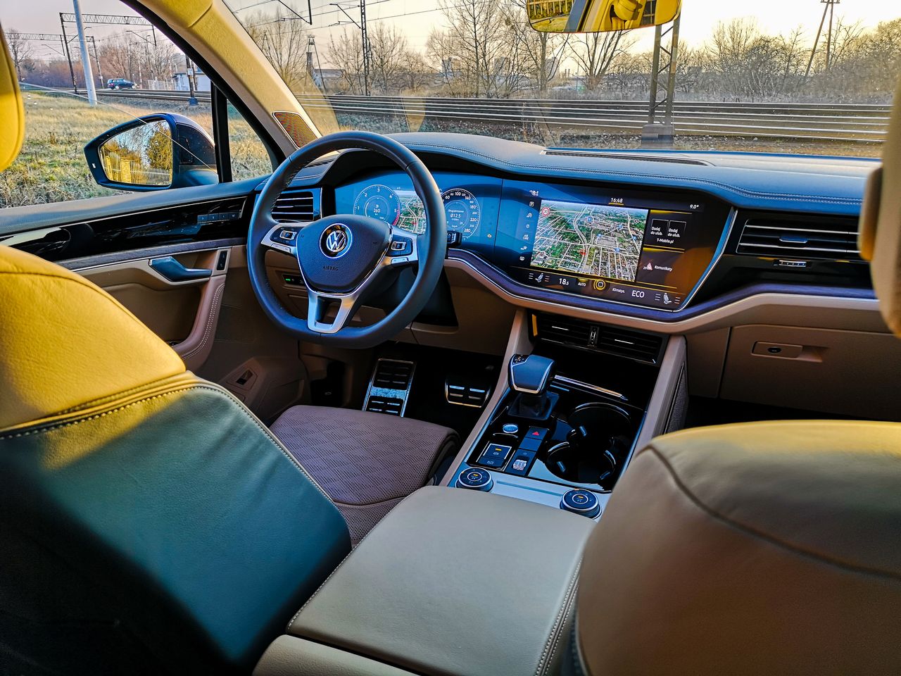 Volkswagen Touareg: Systemy wsparcia kierowcy z asystentem jazdy nocą i Innovision Cockpit