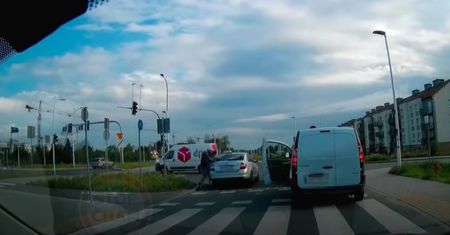 Wrocław. Bójka pieszego z taksówkarzem. Policja nie reaguje