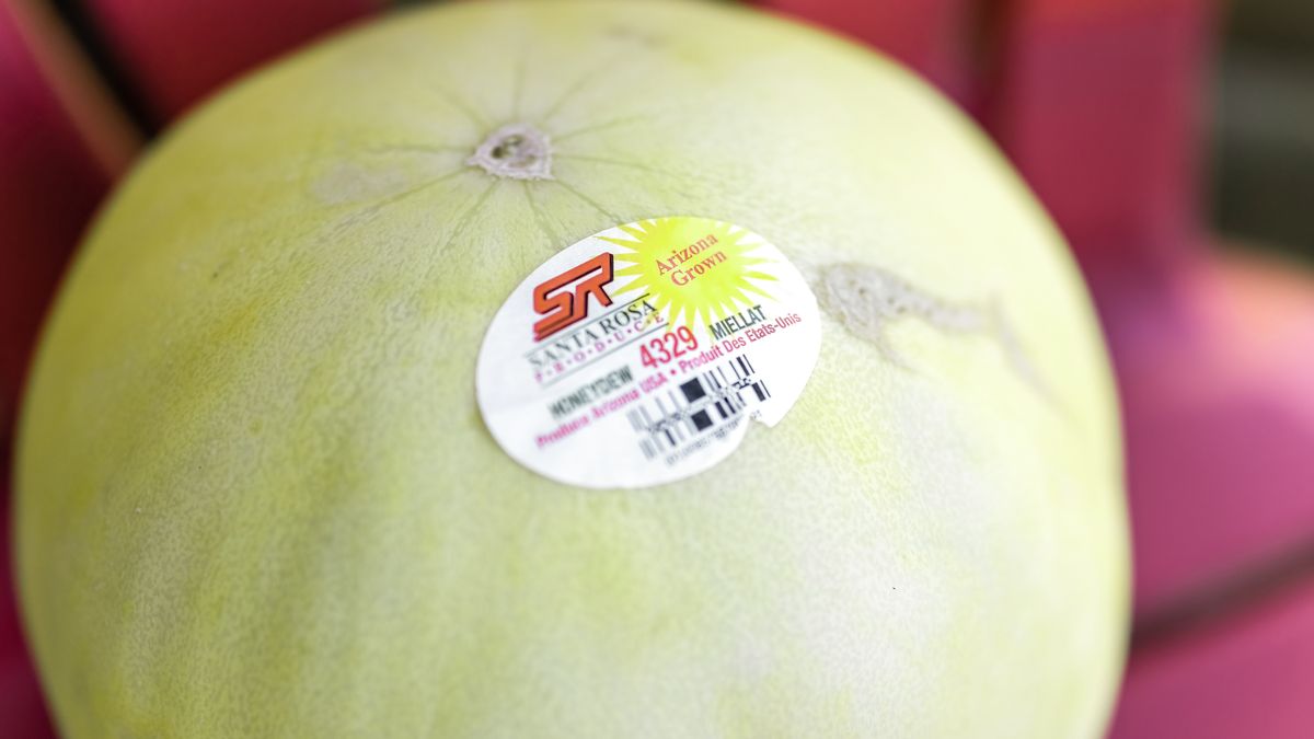 Na owocach znajduje się naklejka z informacją o rodzaju uprawy