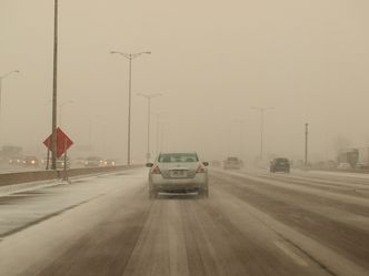 Zima w Polsce. Po opadach śniegu trudne warunki drogowe na Warmii i Mazurach