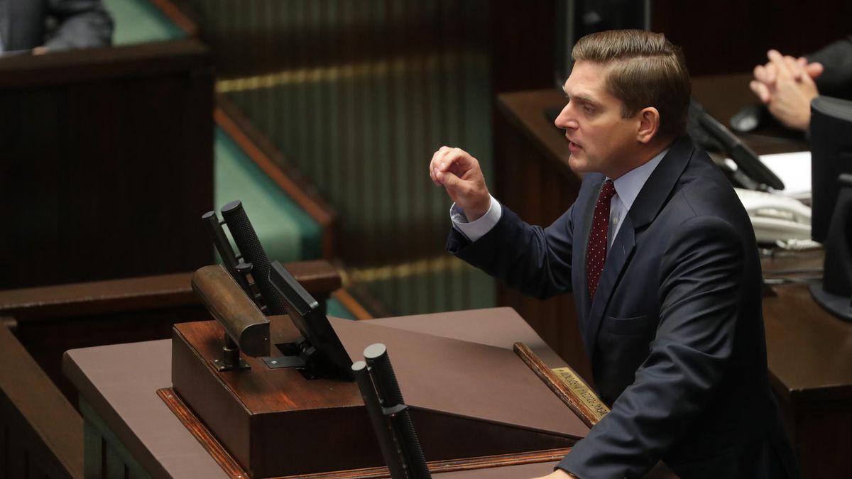 Bartosz Kownacki, wiceminister obrony, podczas debaty nad zmianami w finansowaniu sił zbrojnych