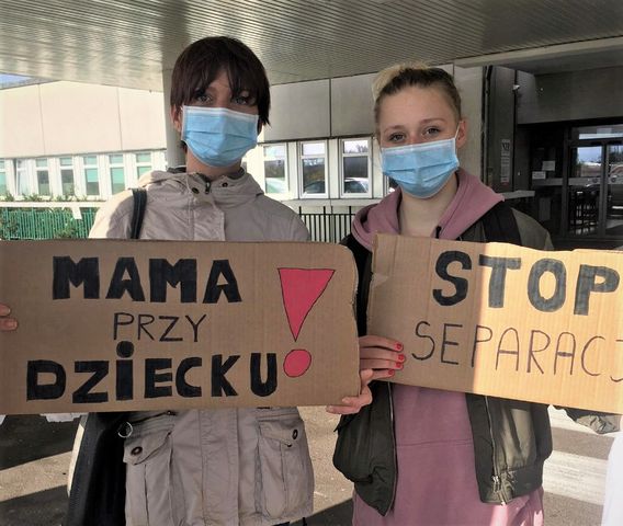 Matki protestujące przed szpitalem ginekologicznym Instytutu Centrum Zdrowia Matki Polki w Łodzi