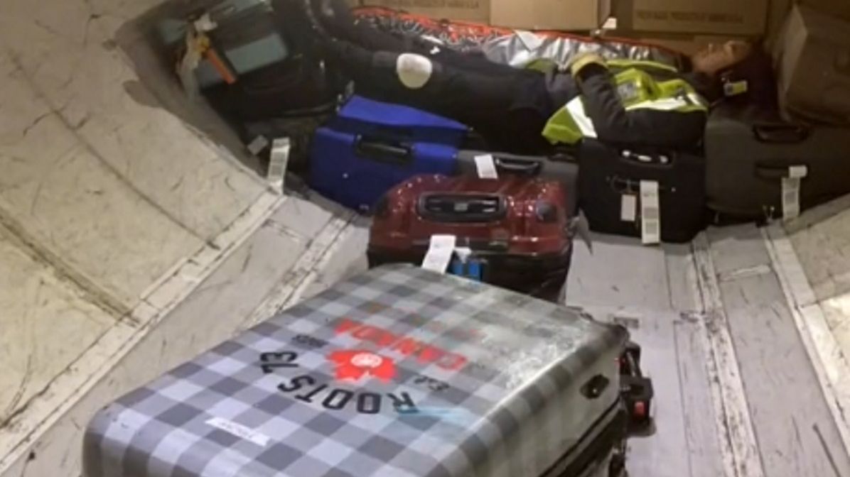 Mężczyzna pracuje na lotnisku w Vancouver