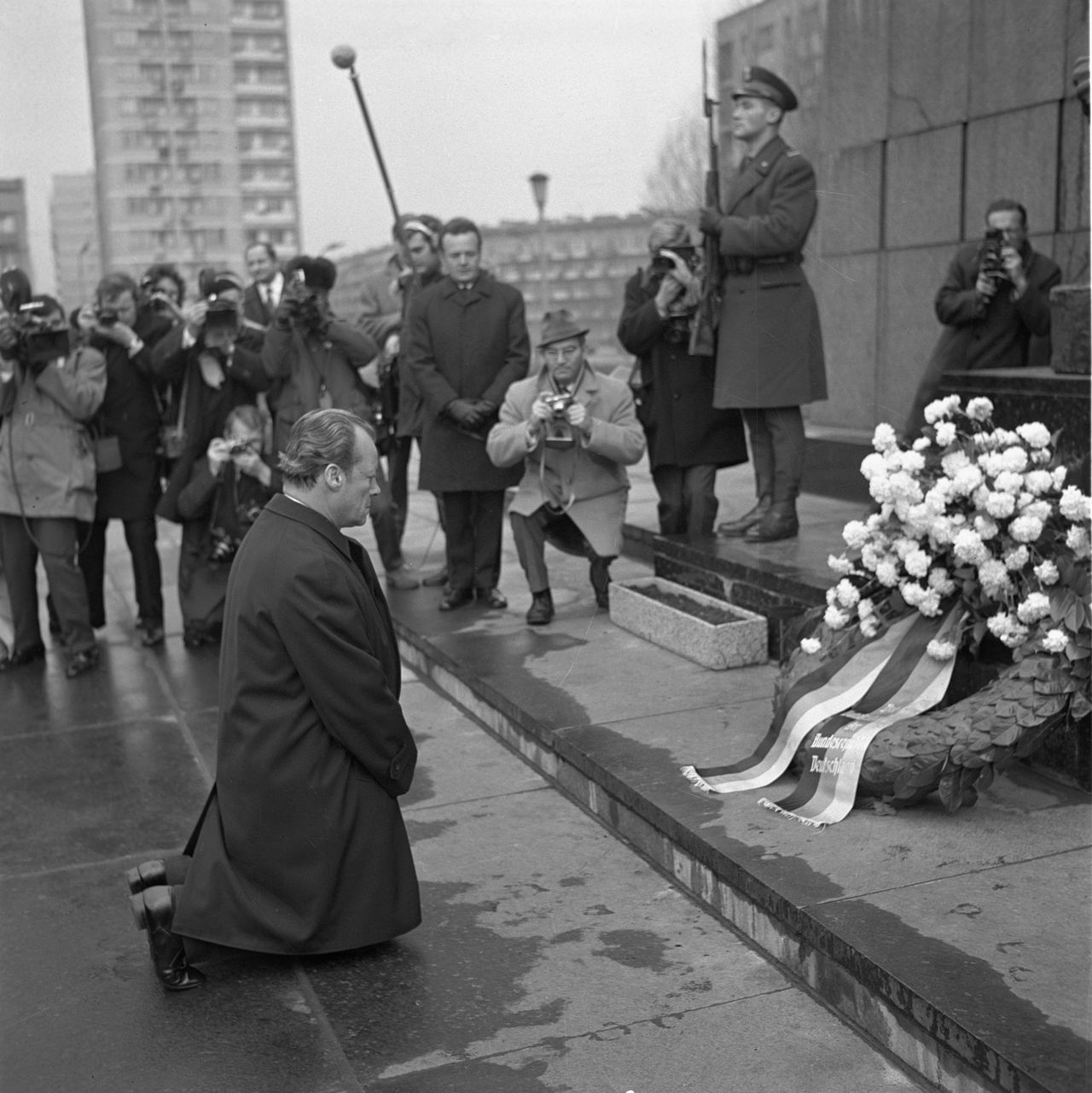 7 grudnia 1970 roku kanclerz Niemiec Willy Brandt, podczas pierwszej oficjalnej wizyty w Polsce uklęknął przed pomnikiem Bohaterów Getta (PAP,  Stanisław Czarnogórski)