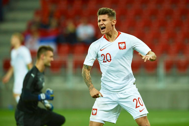 Na zdjęciu: Patryk Klimala z orzełkiem na piersi