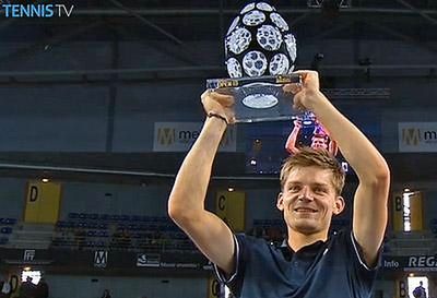 David Goffin z trofeum za triumf w turnieju Moselle Open (Foto: Twitter)