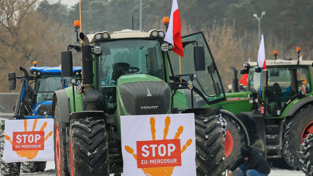 Protest rolników w WarszawieFot. Adam Burakowski/East News, 09.01.2025. Sekocin k. Warszawy. Oddolny Ogolnopolski Protest Rolnikow (OOPR). Rolnicy sprzeciwiaja sie planowanemu podpisaniu umowy handlowej miedzy Unia Europejska a blokiem panstw Mercosur. Demonstracja zgloszona jest jako Marsz Gwiazdzisty - rolnicy zjezdzaja ciagnikami do Warszawy z roznych stron. Jednoczesnie obowiazuje zakaz wjazdu ciagnikow do miastaAdam Burakowski