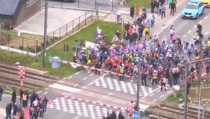 Sceny podczas wyścigu. Zignorowali czerwone światło na przejeździe