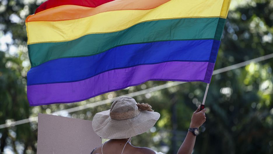 Pride rally for LGBT rights held in Metro Manilaepa09551675 A human rights advocate waves a rainbow flag during a rally calling for equal rights and opportunities for members of the LGBT (lesbian, gay, bisexual, transgender) community at the University of the Philippines (UP) in Quezon City, Metro Manila, Philippines, 29 October 2021. The UP Pride 2021 was held to push for the passage of the Sexual Orientation or Gender Identity or Gender Expression (SOGIE) Equality Bill, which is pending in the Philippine Congress.  EPA/ROLEX DELA PENA Dostawca: PAP/EPA.ROLEX DELA PENA