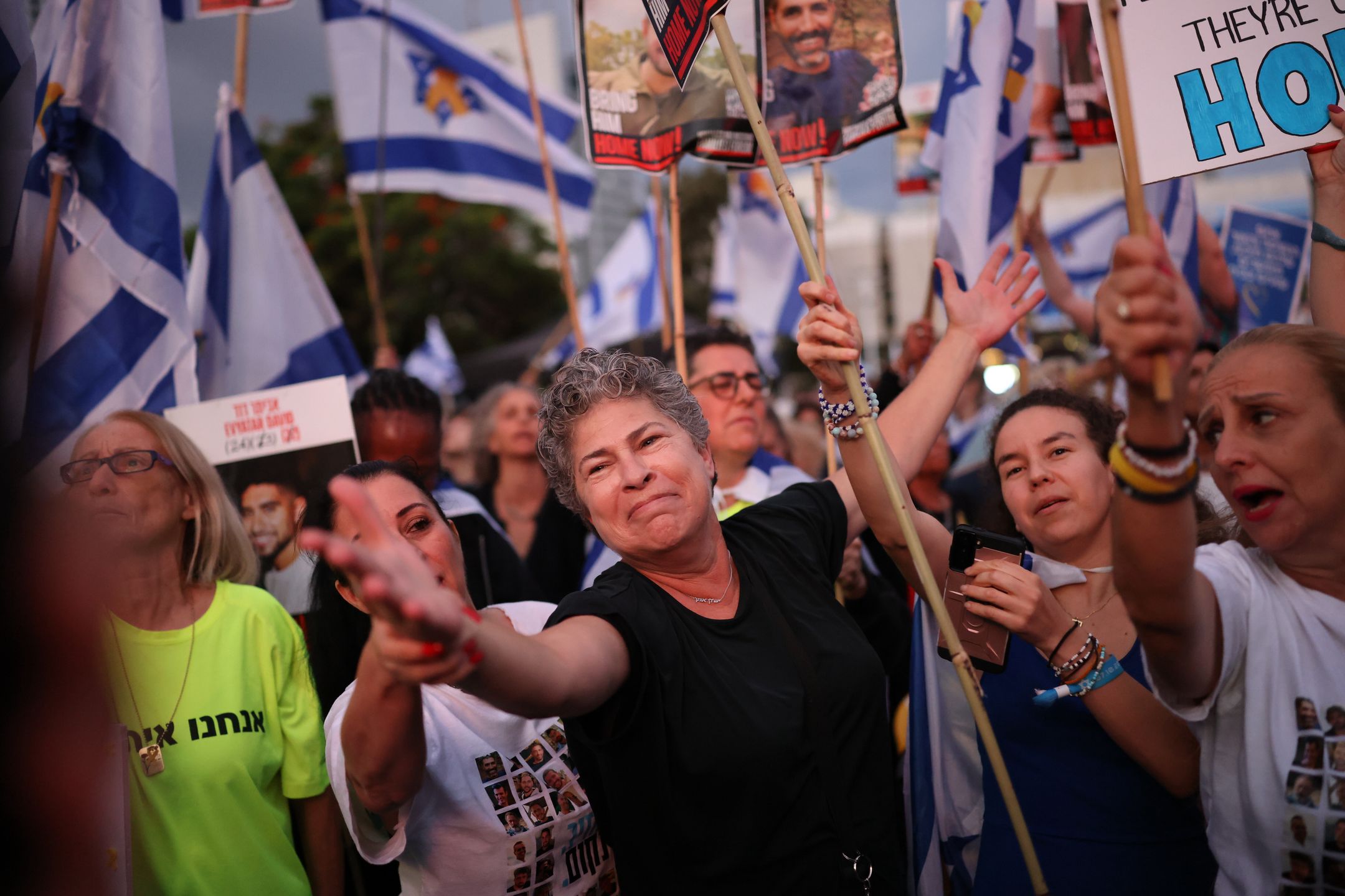 Israelis celebrate prior to the scheduled release of hostages held by Hamas, at Hostage Square in Tel Aviv, Israel, 13 October 2025. As part of the ceasefire agreement between Israel and Hamas, some 20 Israeli captives and around 2,000 Palestinian prisoners are scheduled to be released on 13 October. EPA/STRINGER Dostawca: PAP/EPA.