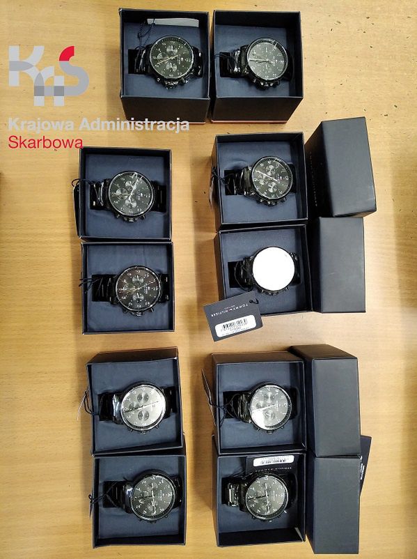 Podrabiane zegarki i biżuteria wielkiej wartości w paczkach z Chin