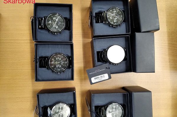 Podrabiane zegarki i biżuteria wielkiej wartości w paczkach z Chin 
