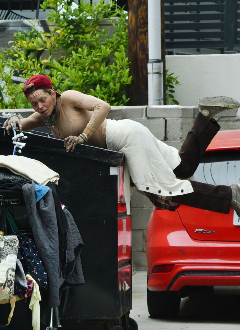 Loni szuka w śmietnikach jedzenia i picia