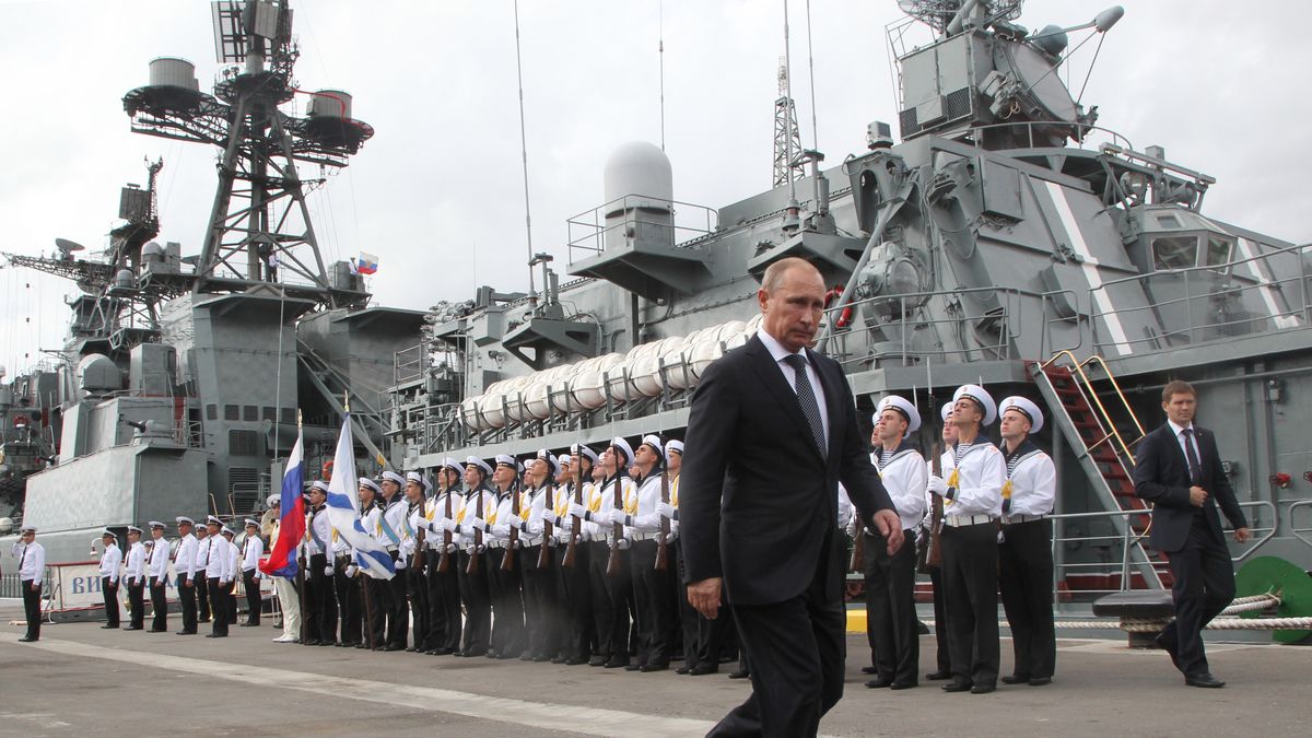 Władimir Putin na tle okrętu Wiceadmirał Kułakow, Noworosyjsk, wrzesień 2014 roku