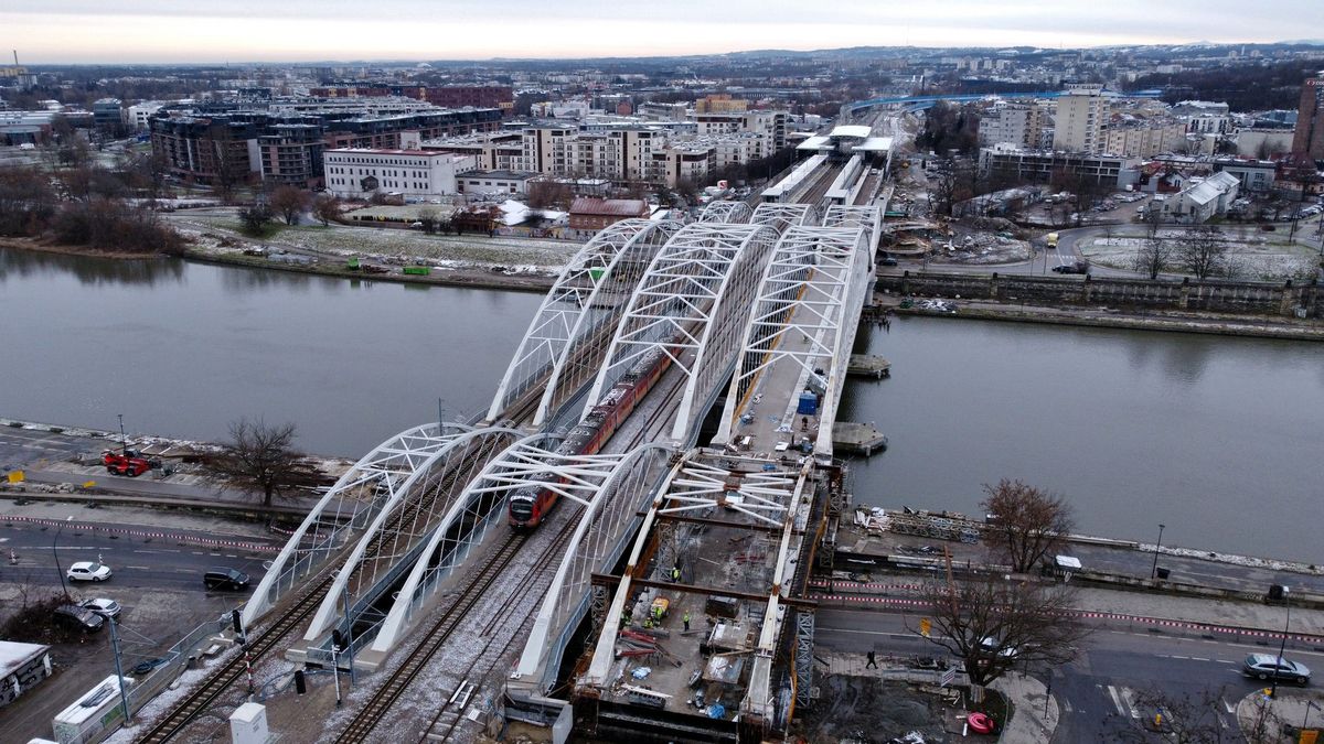 Ostatni z trzech nowych mostów kolejowych nad Wisłą jest na ukończeniu