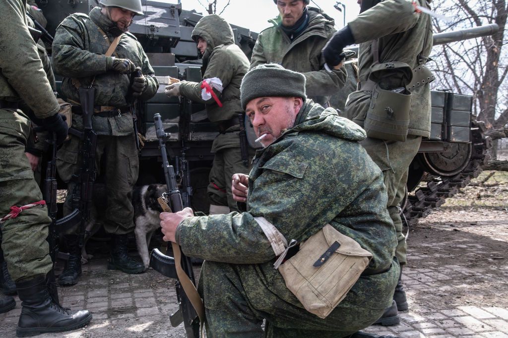 Rosyjscy żołnierze w Mariupolu (fot. Maximilian Clarke/SOPA Images/LightRocket via Getty Images) 