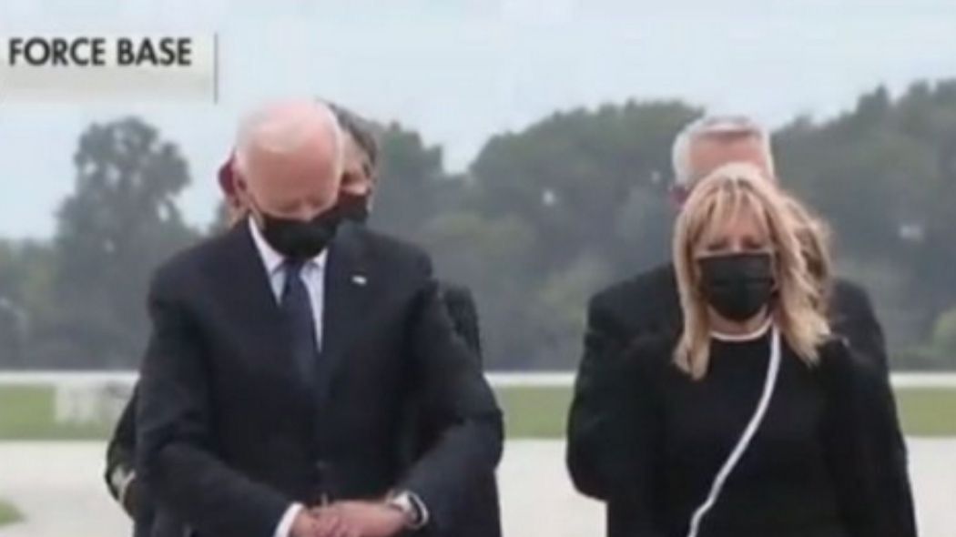 Wpadka Joe Bidena. Miał oddać hołd żołnierzom.