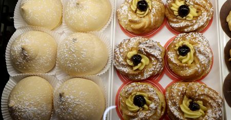 Nazwa tych włoskich ciasteczek jest równie zabawna, co nieprzyzwoita. Zarumienisz się w cukierni