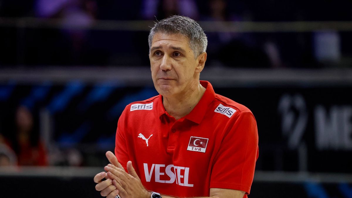 Getty Images / Mark Fredesjed Cristino / Na zdjęciu: Trener kadry Turcji Slobodan Kovac