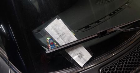 Mandaty za parkowanie przy sklepach pod lupą UOKiK. Setki skarg i kara dla operatora