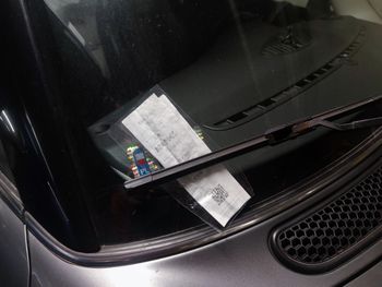 Mandaty za parkowanie przy sklepach pod lupą UOKiK. Setki skarg i kara dla operatora