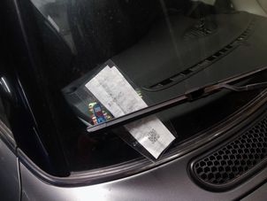 Mandaty za parkowanie przy sklepach pod lupą UOKiK. Setki skarg i kara dla operatora