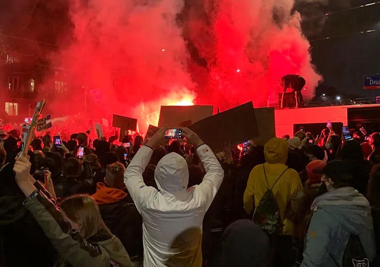 Warszawa. Policja podsumowuje piątkową manifestację. 200 osób wylegitymowanych