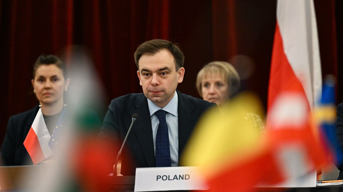 Bruksela, Belgia, 26.02.2026. Minister finansów i gospodarki Andrzej Domański (C) w Brukseli, 26 bm. Minister Domański przewodniczy posiedzeniu europejskiej Rady ds. Konkurencyjności (rynek wewnętrzny i przemysł). (sko) PAP/Wiktor Dąbkowski