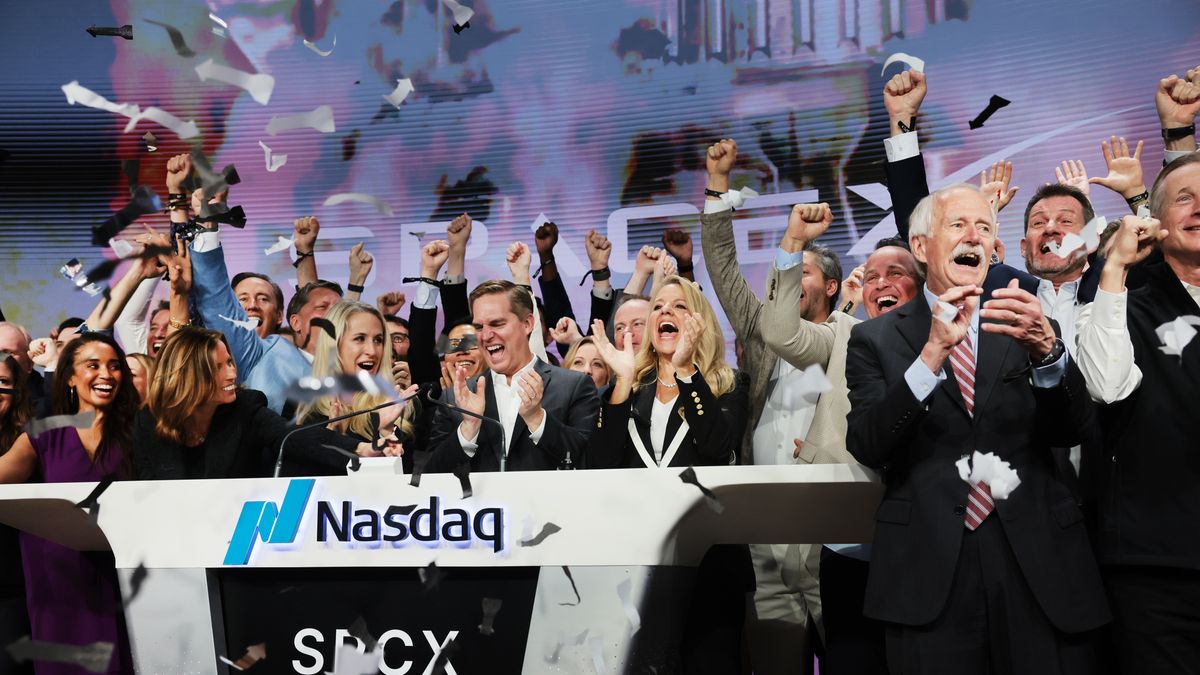 Przedstawiciele SpaceX świętują debiut giełdowy w siedzibie Nasdaq Marketsite na Times Square