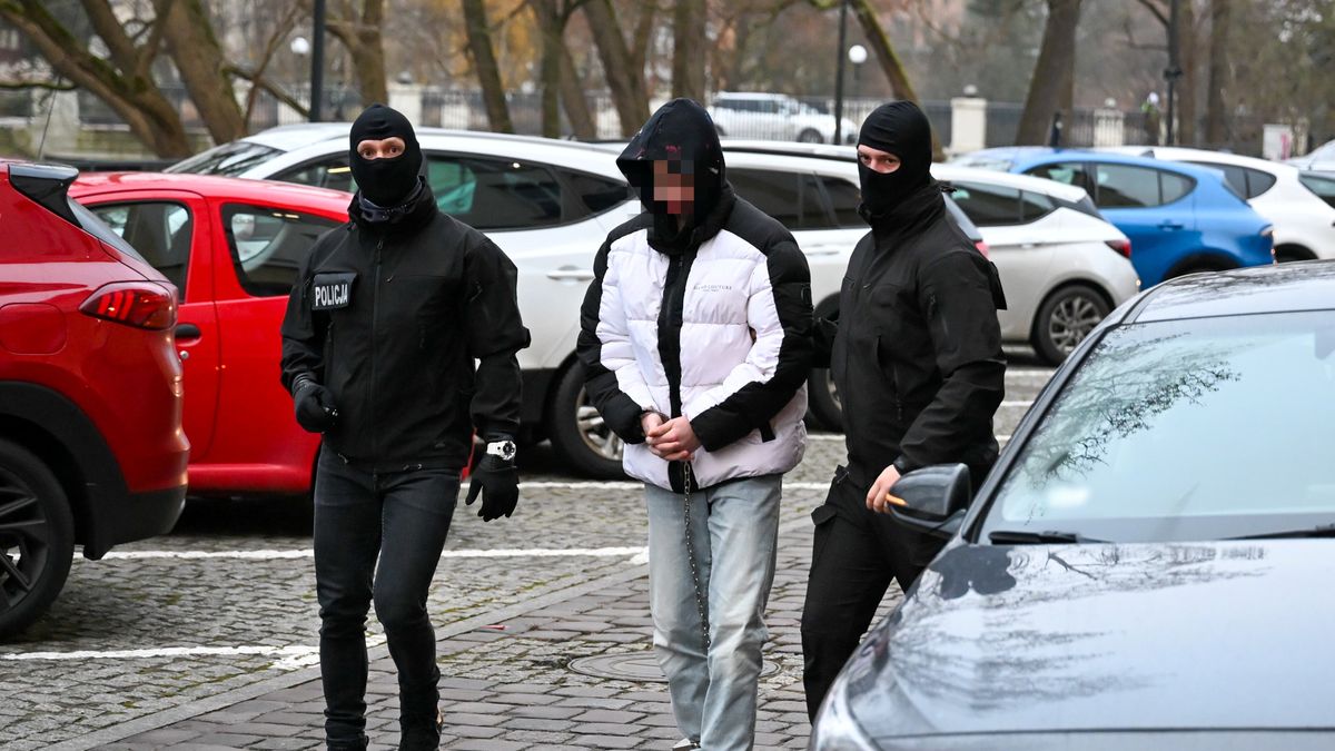 Słupsk, 04.12.2025. Oskarżony Alan G. doprowadzany do Sądu Rejonowego w Słupsku, 4 bm. Dzień wcześniej, 19-letni Alan G. usłyszał w Prokuraturze Okręgowej w Słupsku zarzuty zabójstwa ze szczególnym okrucieństwem 31-letniego Mateusza D. i zbezczeszczenia jego zwłok. Poćwiartowane ciało było zakopane w workach w jednym ze słupskich parków. Prokuratura wystąpiła do sądu o zastosowanie tymczasowego aresztowania. (mr) PAP/Piotr Kowala *** UWAGA!!! ZAKAZ PUBLIKACJI WIZERUNKU I DANYCH OSOBOWYCH OSKARŻONEGO! ***