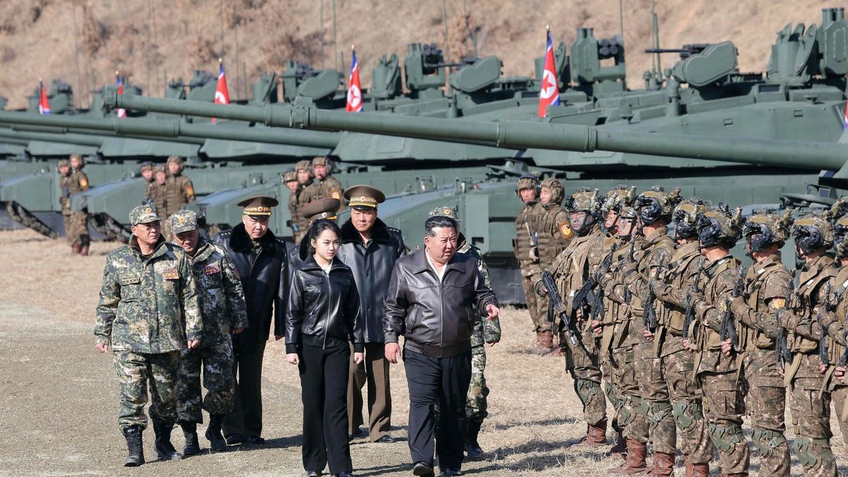 Kim Dzong Un z córk? w bazie treningowej
This picture taken on March 19, 2026 and released by North Korea's official Korean Central News Agency (KCNA) via KNS on March 20, 2026 shows North Korean leader Kim Jong Un and his daughter Kim Ju Ae visiting the Pyongyang Training Base No. 60 under the Capital City Defence Corps of the North Korean's Army. (Photo by KCNA VIA KNS / AFP) / South Korea OUT / ---EDITORS NOTE--- RESTRICTED TO EDITORIAL USE - MANDATORY CREDIT "AFP PHOTO/KCNA VIA KNS" - NO MARKETING NO ADVERTISING CAMPAIGNS - DISTRIBUTED AS A SERVICE TO CLIENTS
THIS PICTURE WAS MADE AVAILABLE BY A THIRD PARTY. AFP CAN NOT INDEPENDENTLY VERIFY THE AUTHENTICITY, LOCATION, DATE AND CONTENT OF THIS IMAGE. /
STR