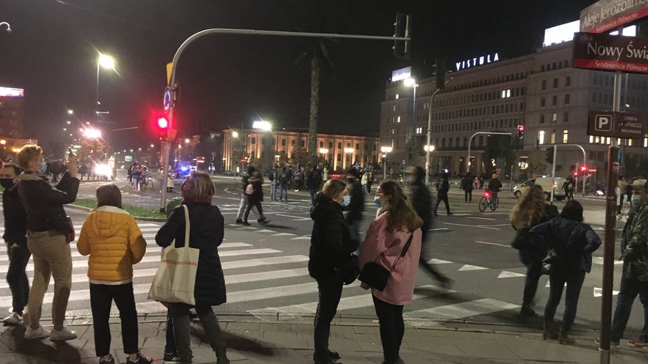 Warszawa. Błyskawiczna mobilizacja Strajku Kobiet. W stolicy zebrały się tłumy młodych ludzi w reakcji na wiadomość o uznaniu za niekonstytucyjnej ustawy o aborcji z uwagi na poważne uszkodzenia płodu
