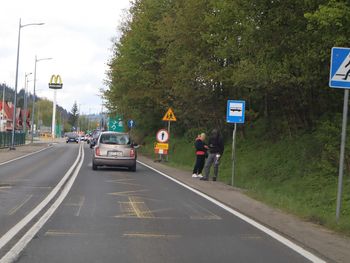 Niebezpieczny przystanek przy drodze krajowej. Ludzie stoją przy ruchliwej ulicy. To ma się jednak zmienić. Drogowcy zbudują nowy przystanek