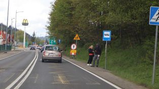 Niebezpieczny przystanek przy drodze krajowej. Ludzie stoją przy ruchliwej ulicy. To ma się jednak zmienić. Drogowcy zbudują nowy przystanek